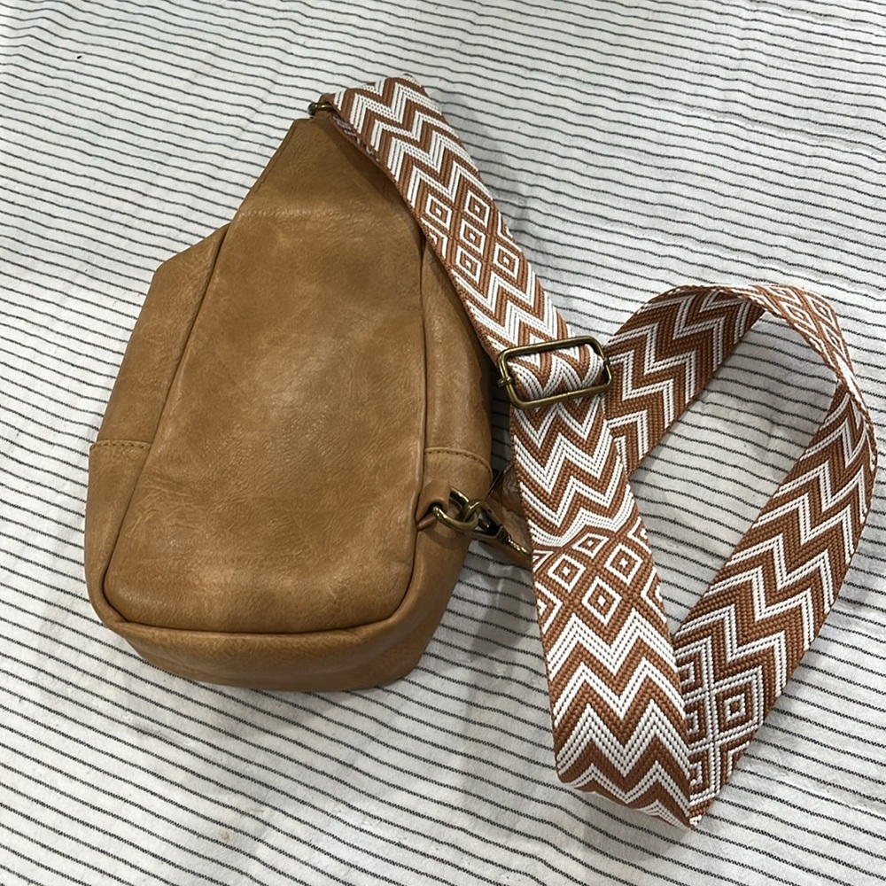 Pink Lily Sling purse - Picture 2 of 4